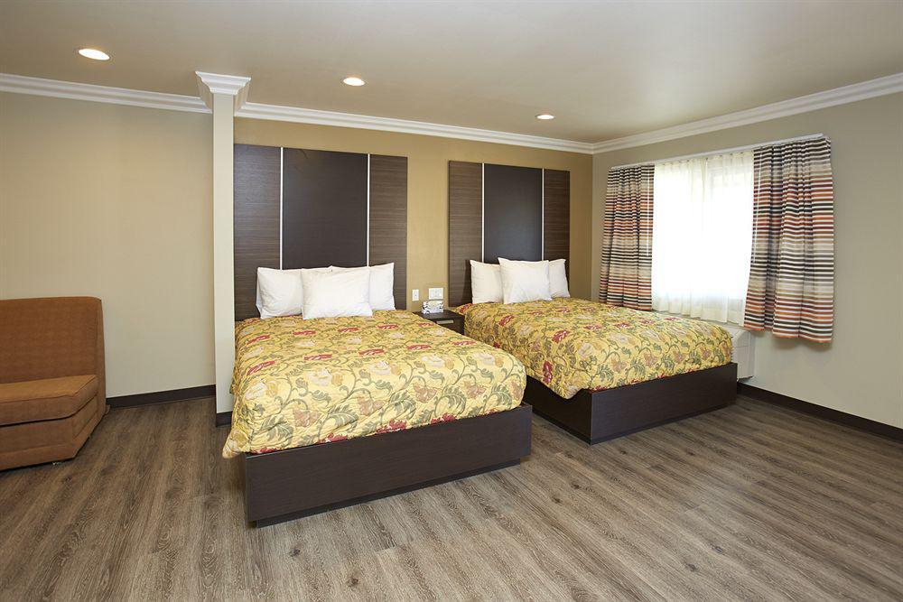 Eden Roc & Near The Maingate Motel 2*
