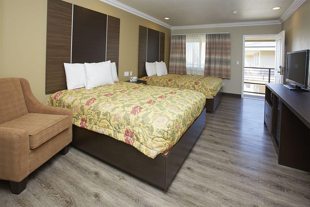 Eden Roc & Near The Maingate Anaheim