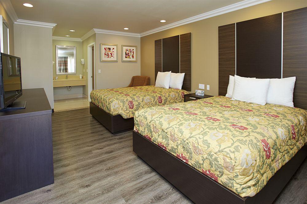 Motel Eden Roc & Near The Maingate 2*