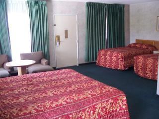 Hotel Abby's Anaheimer - Across Disneyland Park