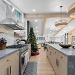 Modern Anaheim Stay- Minutes To Disney& Family Fun
