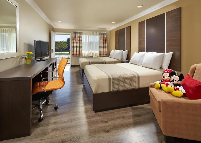 Eden Roc Inn & Suites Near The Maingate