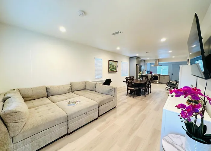 New Spacious House In Anaheim Near Disneyland-Knott In Without Backyard In The Same Lot Of 3 Separate Properties