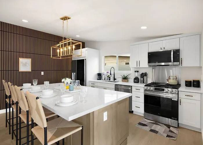 Stylish 5 Bedroom Villa With Pool Near Disney - Luxury Family Retreat