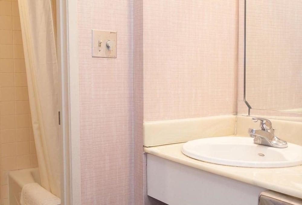 Brookhurst Plaza Hotel