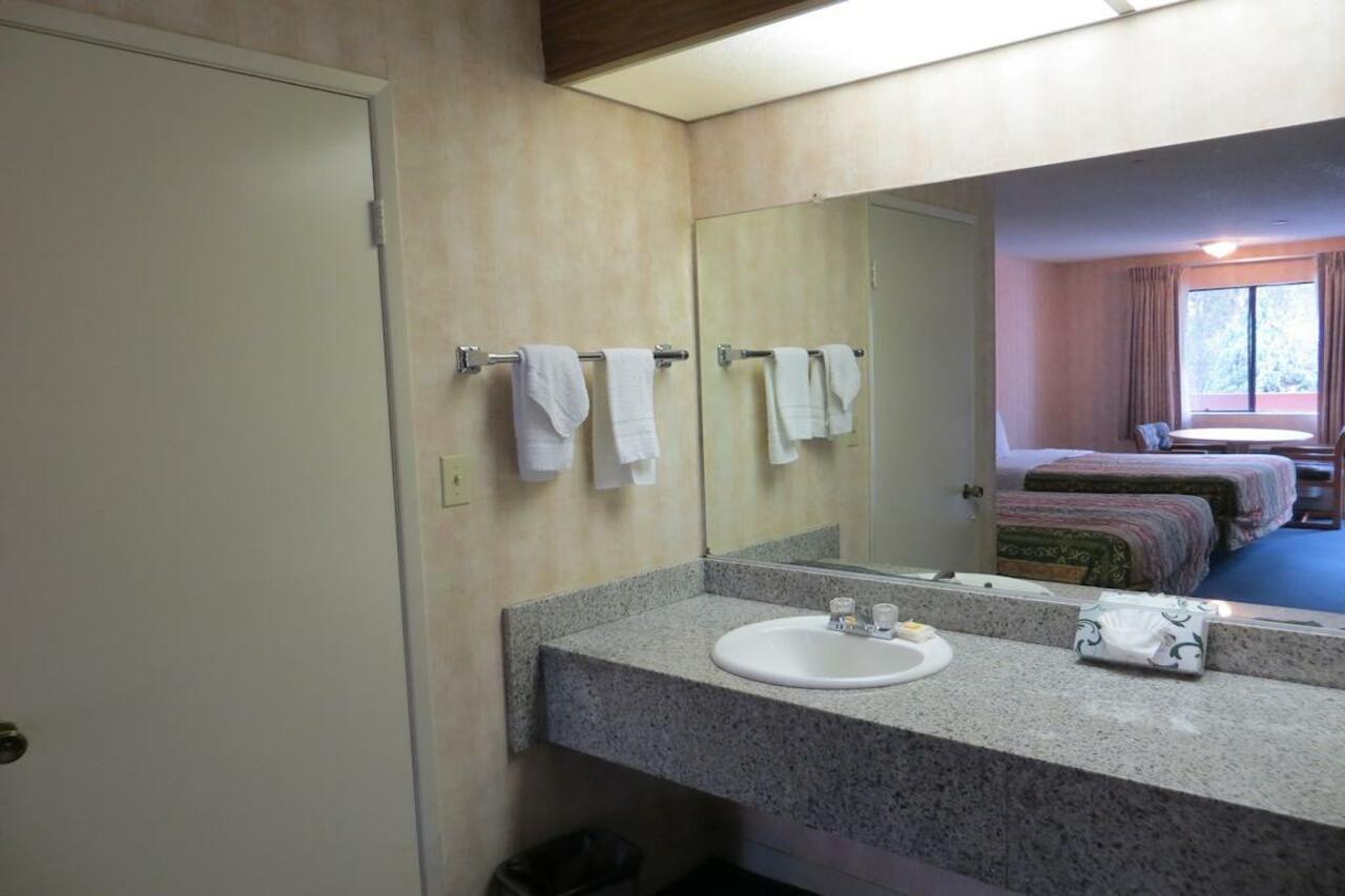 Days By Wyndham West 2*