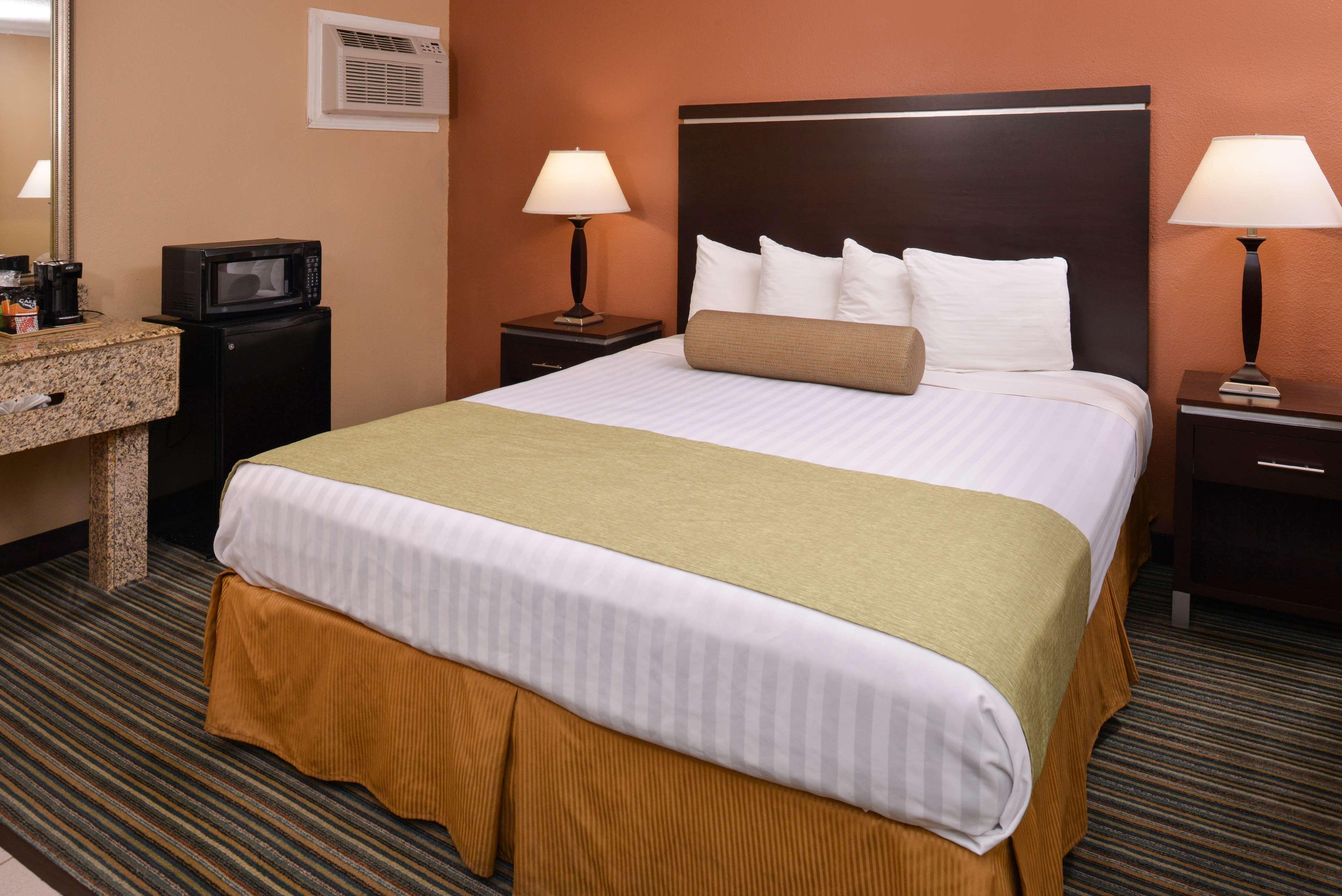 Hotel Western Courtesy - At The Park