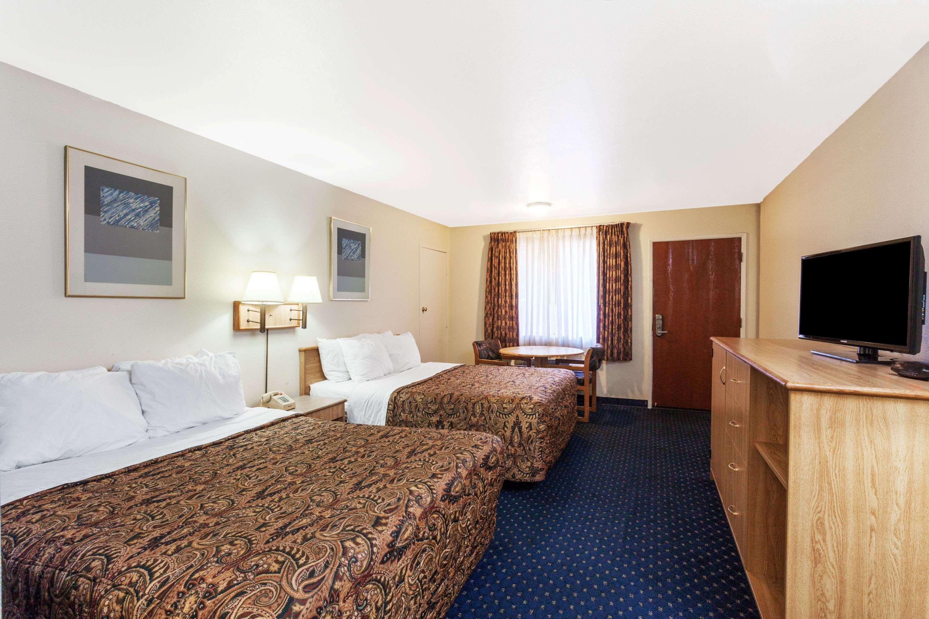 Days By Wyndham West Hotel