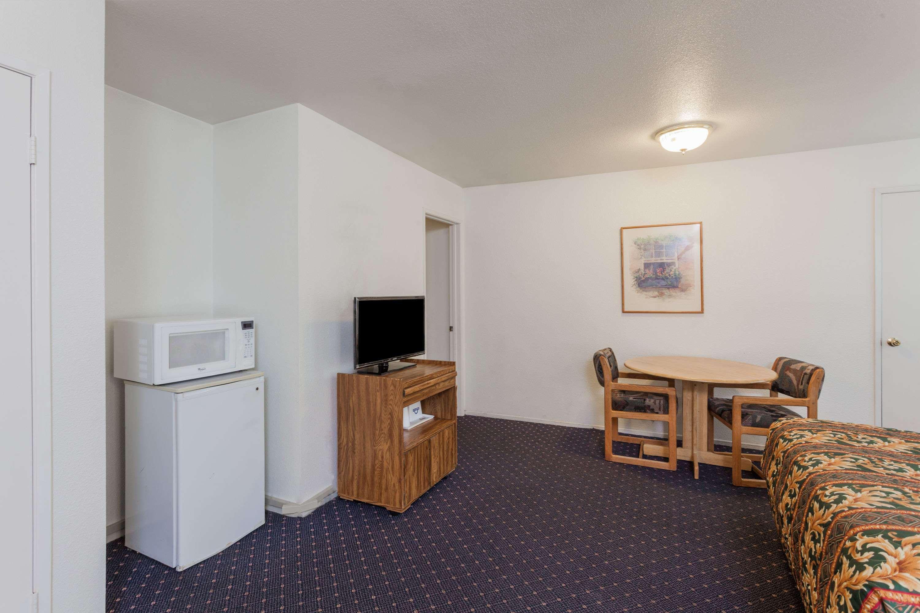 Days By Wyndham West Hotel Anaheim