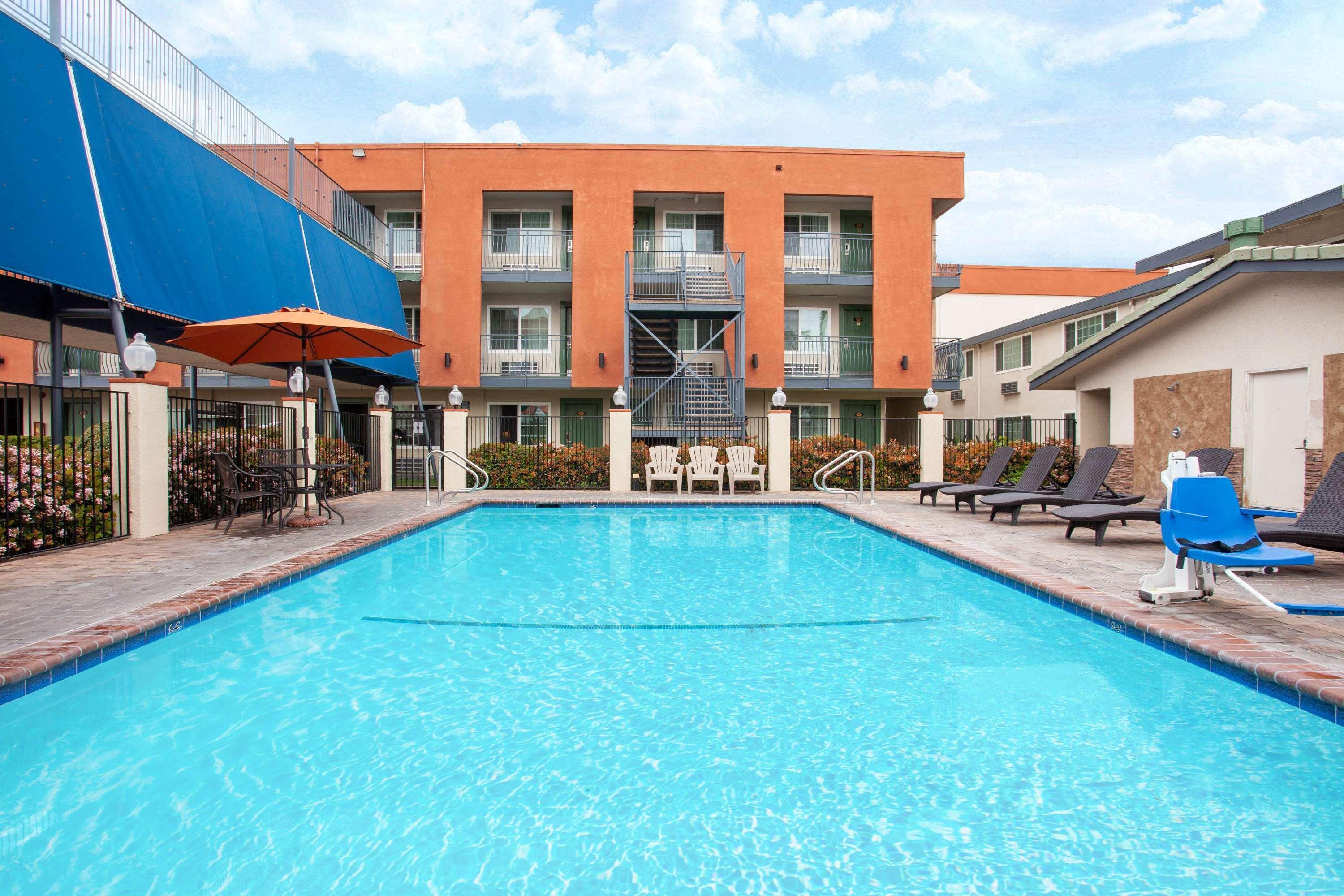 Travelodge & By Wyndham On Disneyland Dr 2*