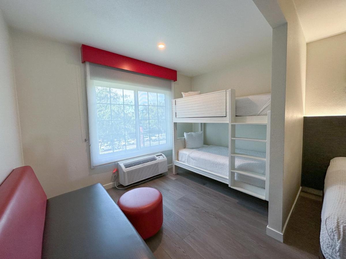 Hotel Ramada By Wyndham Convention Center 2*