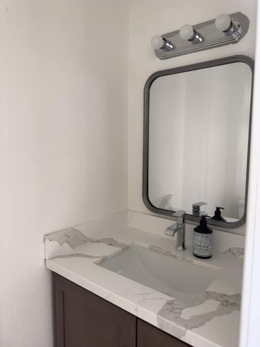 Modern Retreat 1 Mi. From Anaheim