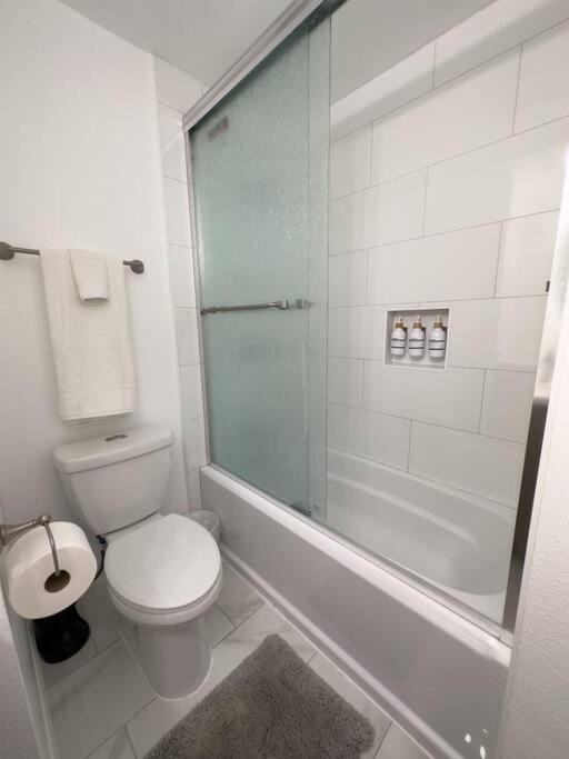 Apartamento Modern Retreat 1 Mi. From