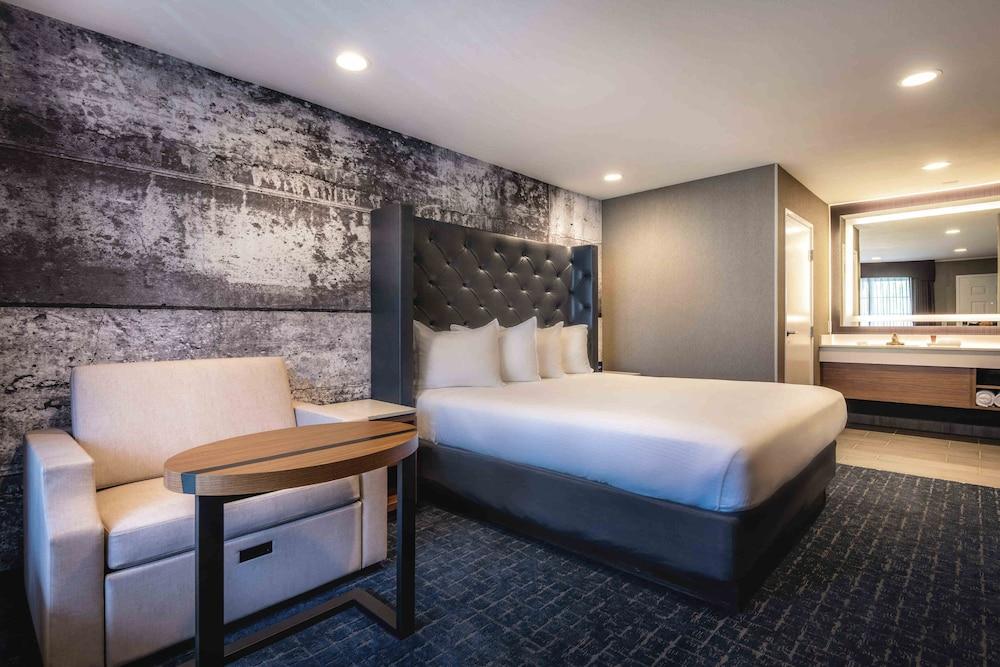 Camelot & Hotel 3*