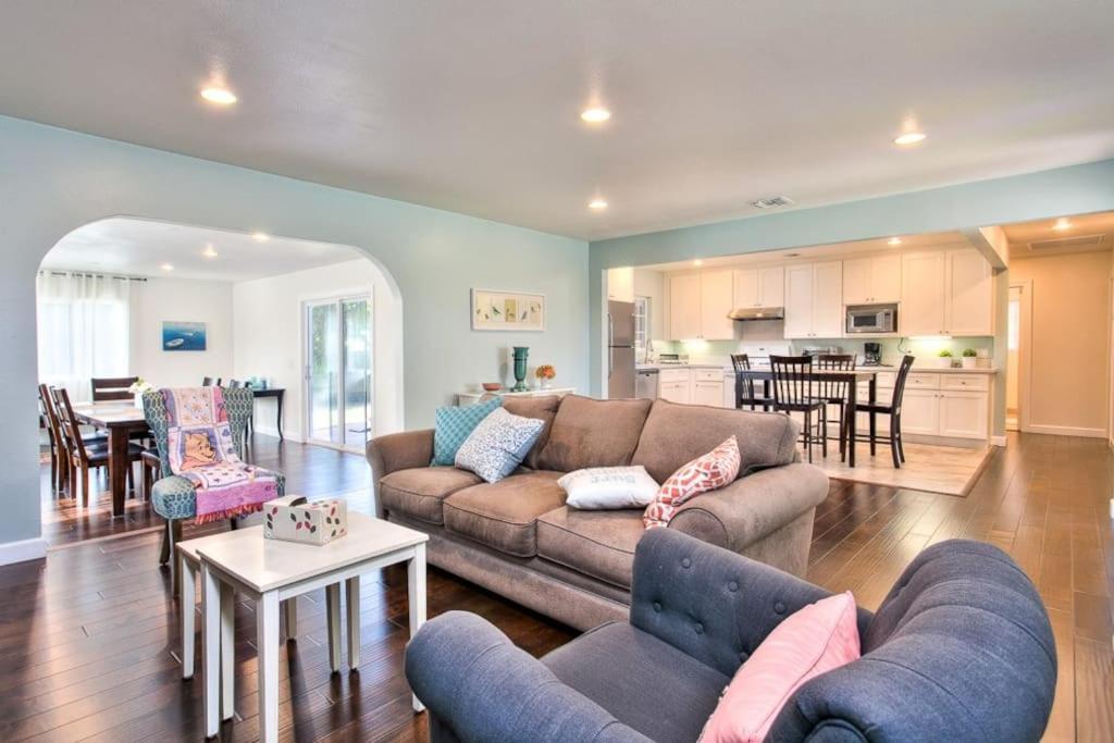 Walk To Disneyland, Watch Firework Front Yard, Holiday home *