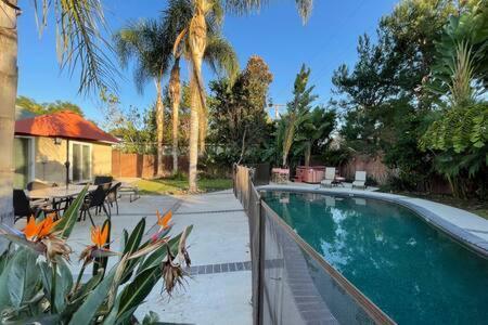 Rainforest 4 Bedroom Poolspa Walk2disneyland Holiday home *