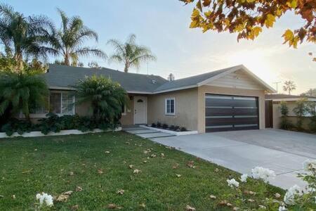 Rainforest 4 Bedroom Poolspa Walk2disneyland Holiday home Anaheim