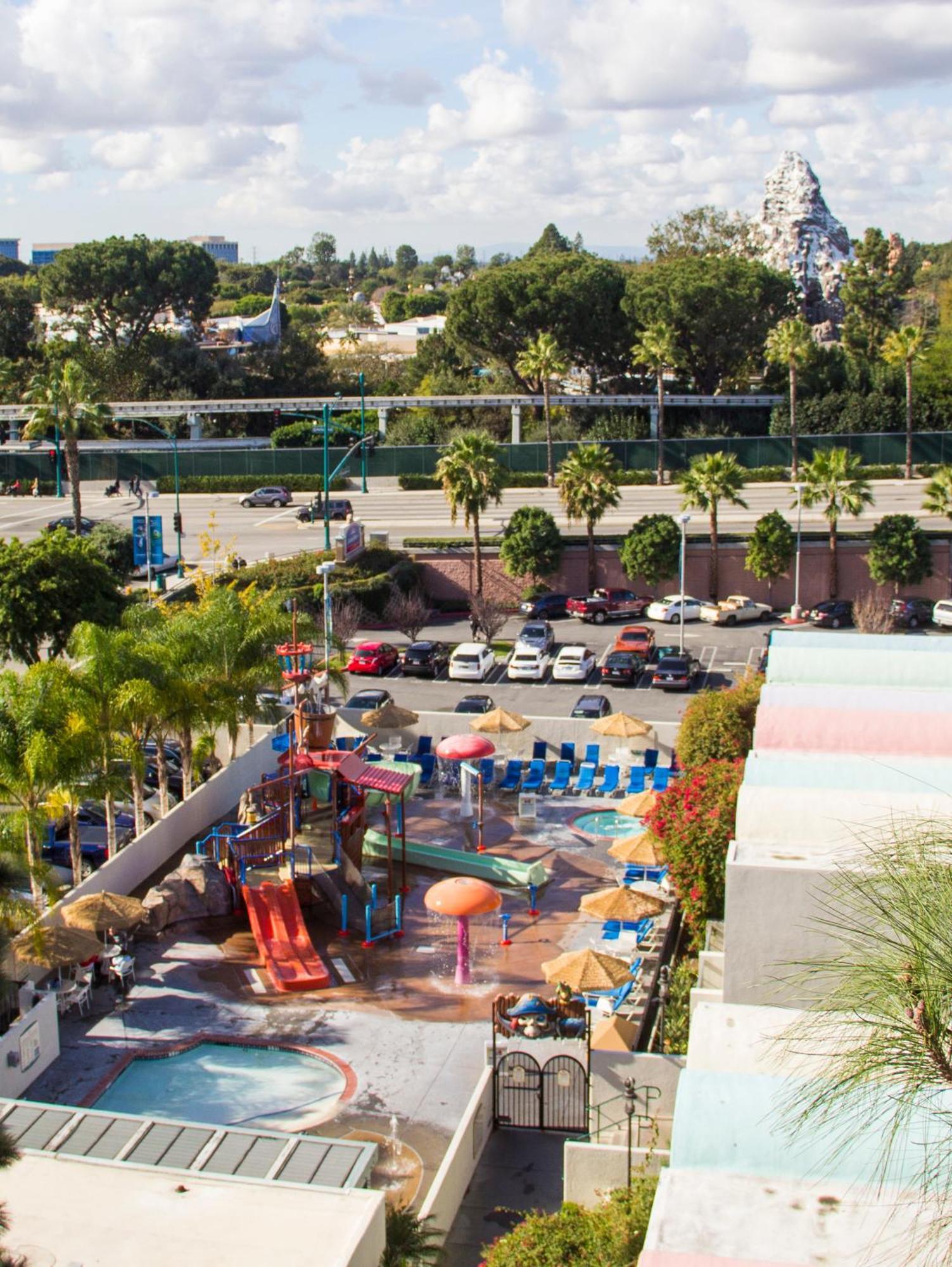 Howard Johnson By Wyndham & Water Playground Hotel Anaheim