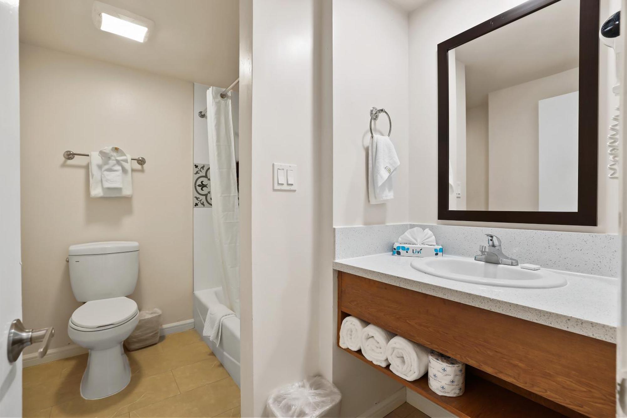 Hotel Brookhurst Plaza