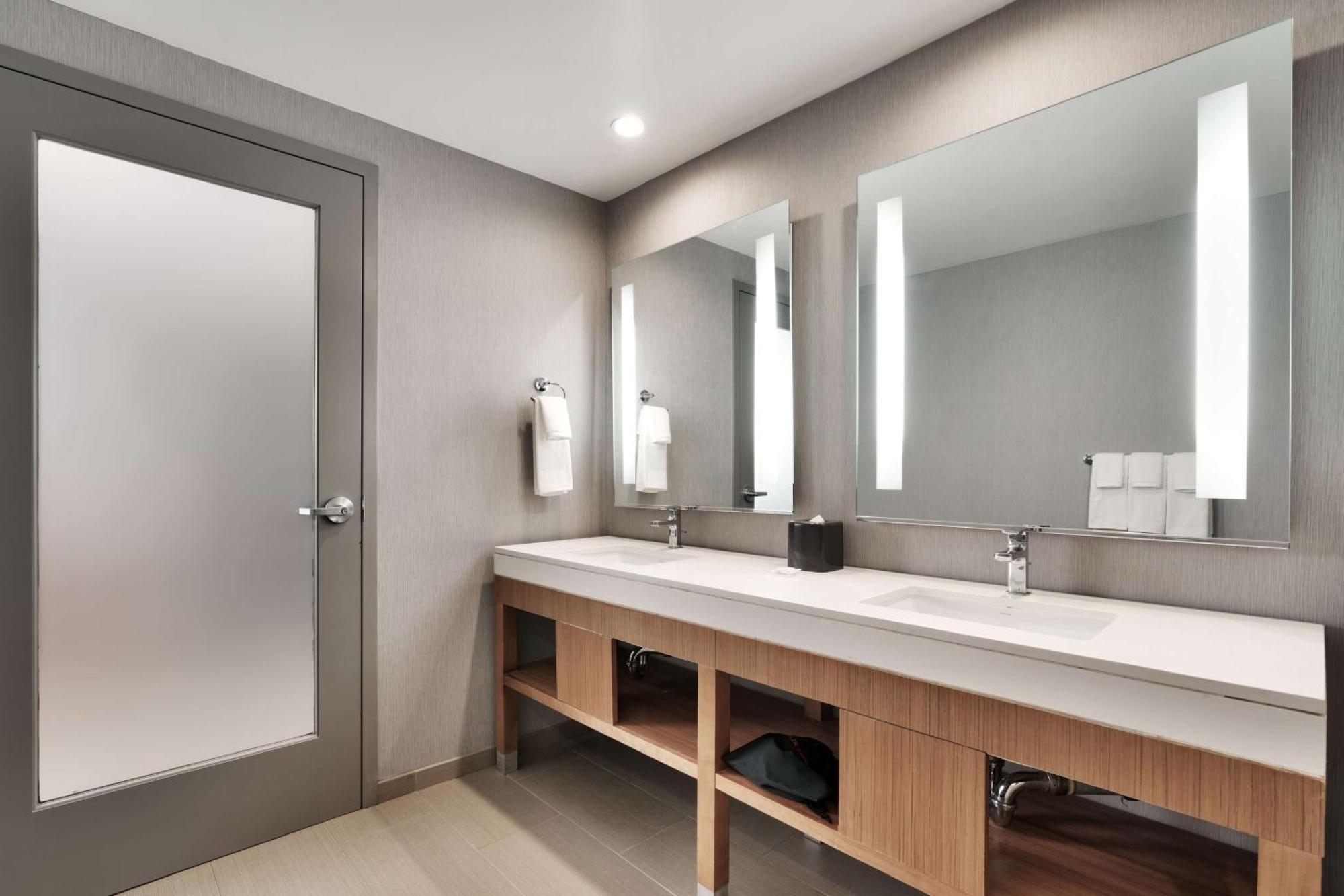 Hyatt Place At / Convention Center 3*