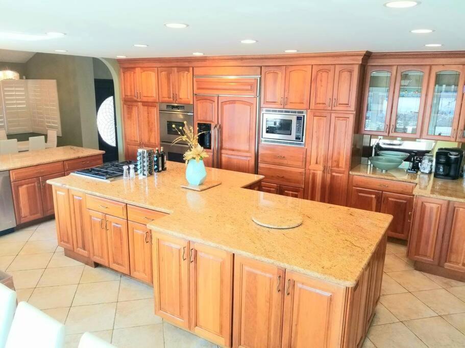 Stunning Panoramic Waterfront Pool Escape * Anaheim