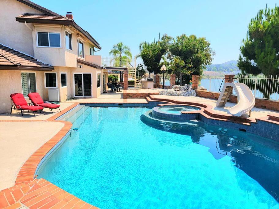 Stunning Panoramic Waterfront Pool Escape Holiday home *
