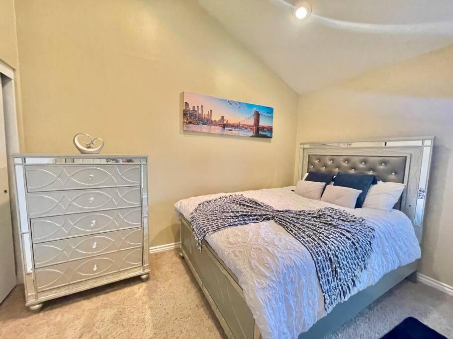Stunning Panoramic Waterfront Pool Escape Holiday home Anaheim