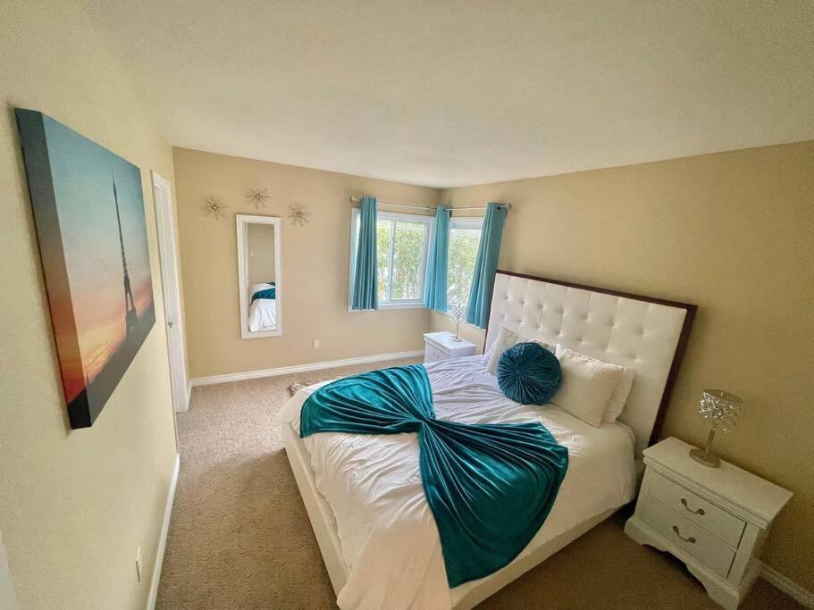 Holiday home Stunning Panoramic Waterfront Pool Escape Anaheim