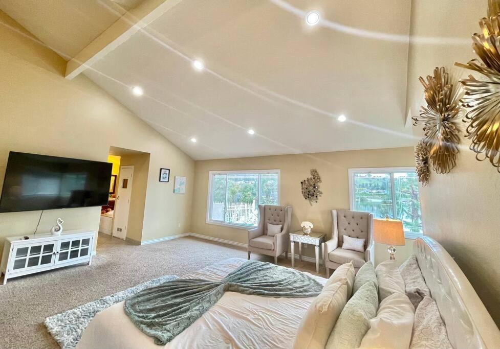 Stunning Panoramic Waterfront Pool Escape Anaheim