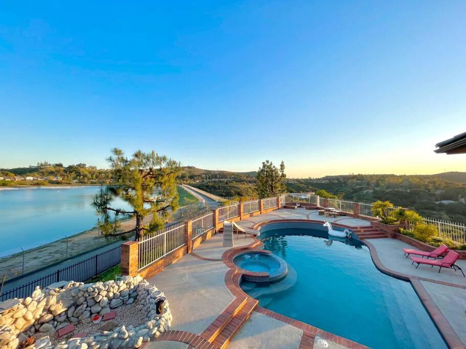 Holiday home Stunning Panoramic Waterfront Pool Escape