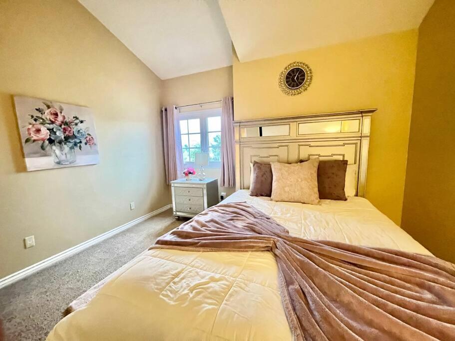 Stunning Panoramic Waterfront Pool Escape Holiday home Anaheim