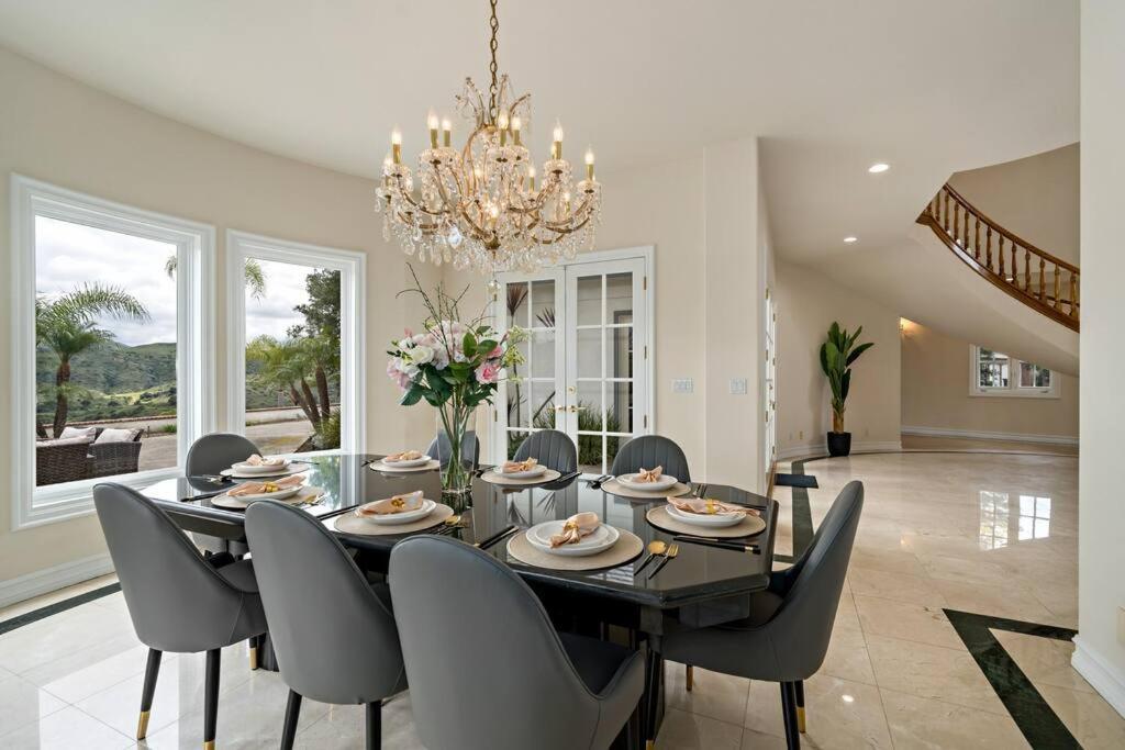 Luxury Oasis With Panoramic Views
