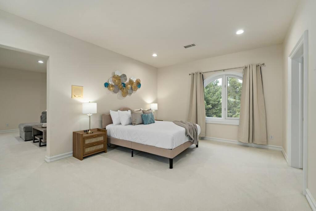 Luxury Oasis With Panoramic Views