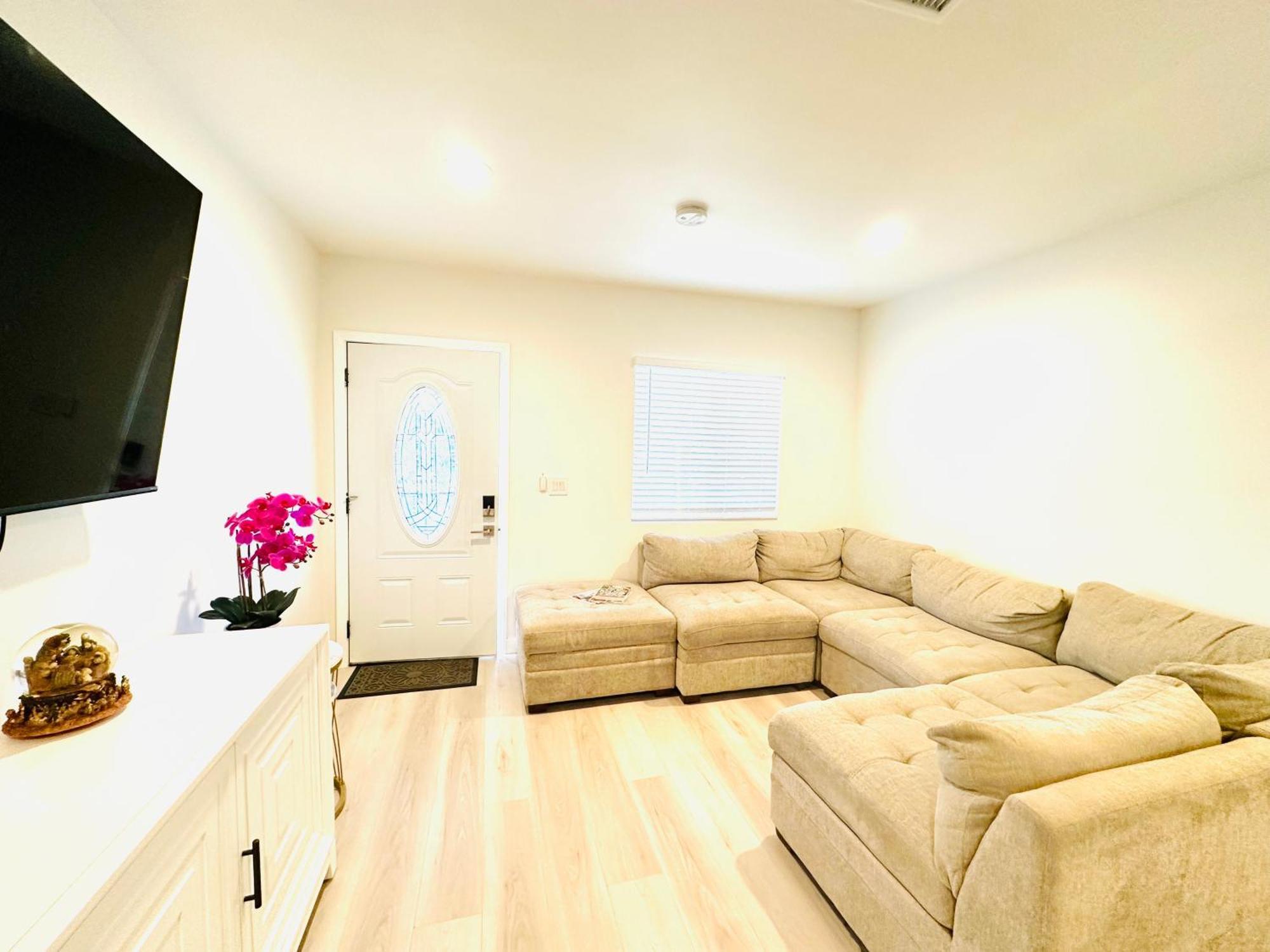 Holiday home New Spacious House In Near Disneyland-knott In Without Backyard In The Same Lot Of 3 Separate