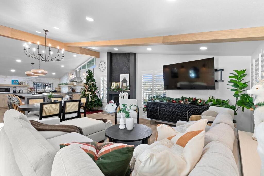 Modern Stay- Minutes To Disney& Family Fun Villa Anaheim