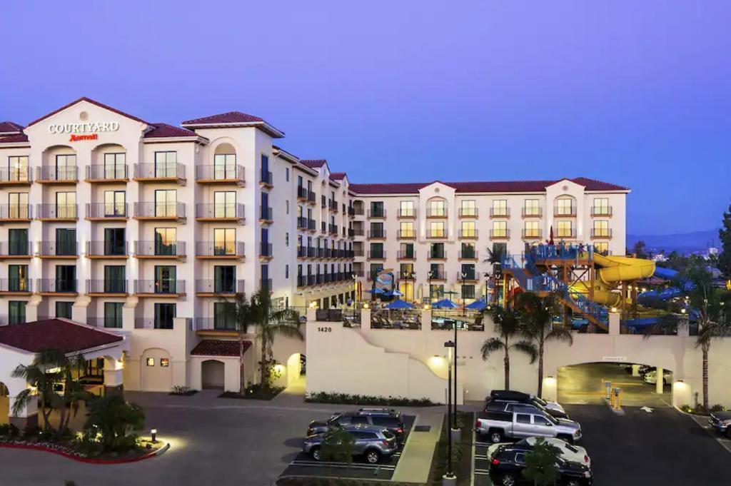 Courtyard Theme Park Entrance Hotel 3*