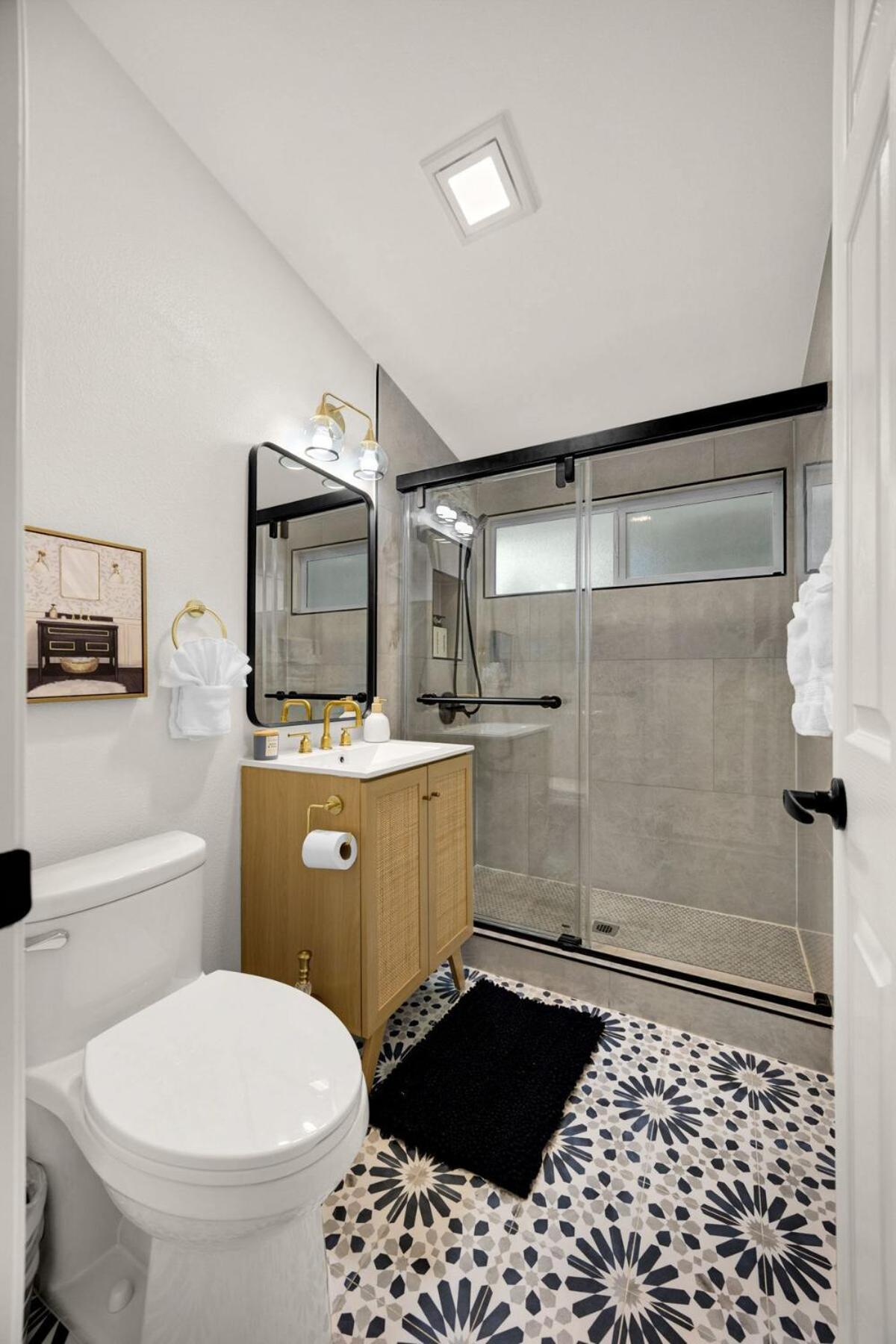 Stylish 5 Bedroom With Pool Near - Luxury Family Retreat *