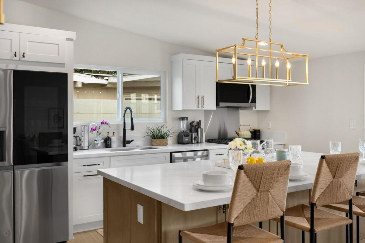 Stylish 5 Bedroom With Pool Near - Luxury Family Retreat Villa *