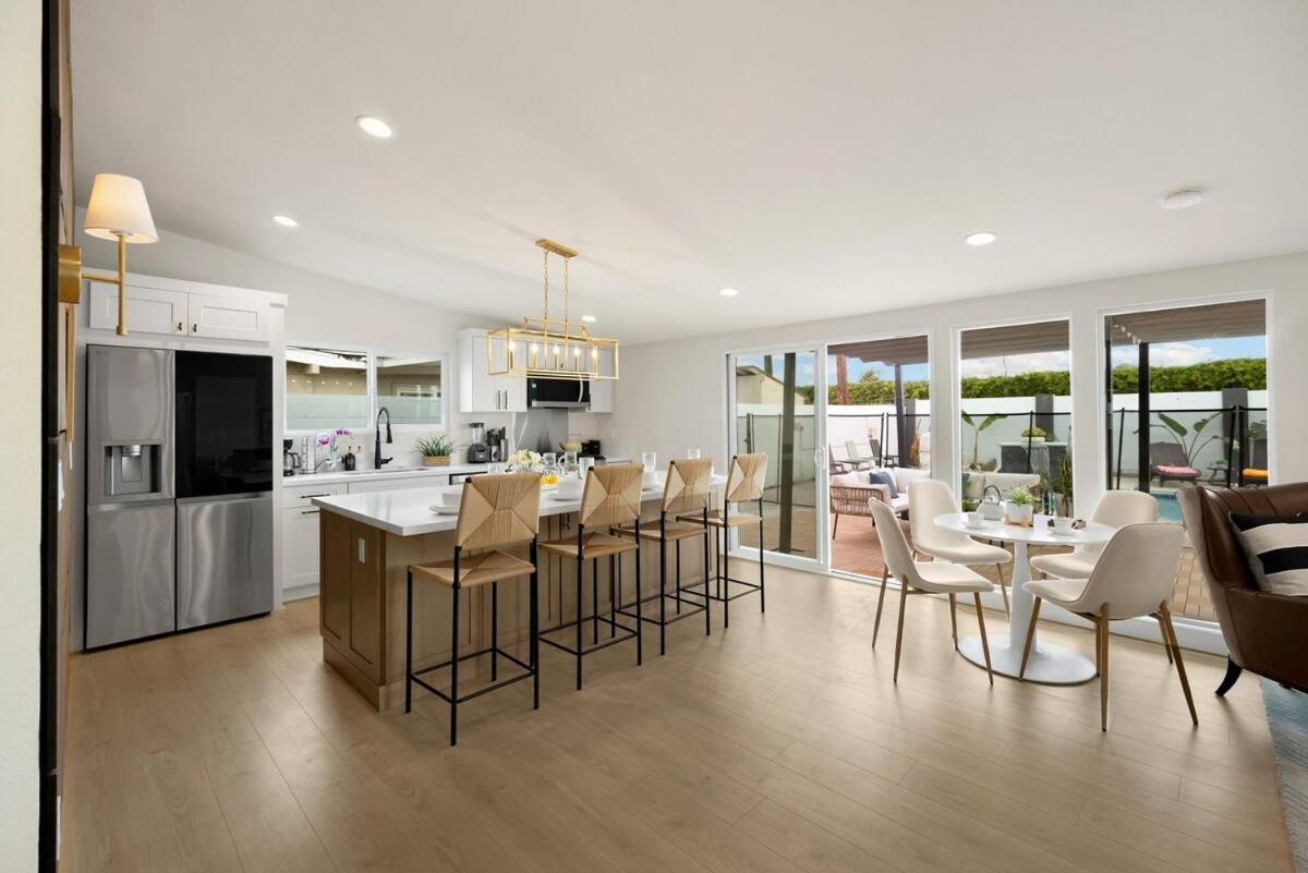 Stylish 5 Bedroom With Pool Near - Luxury Family Retreat