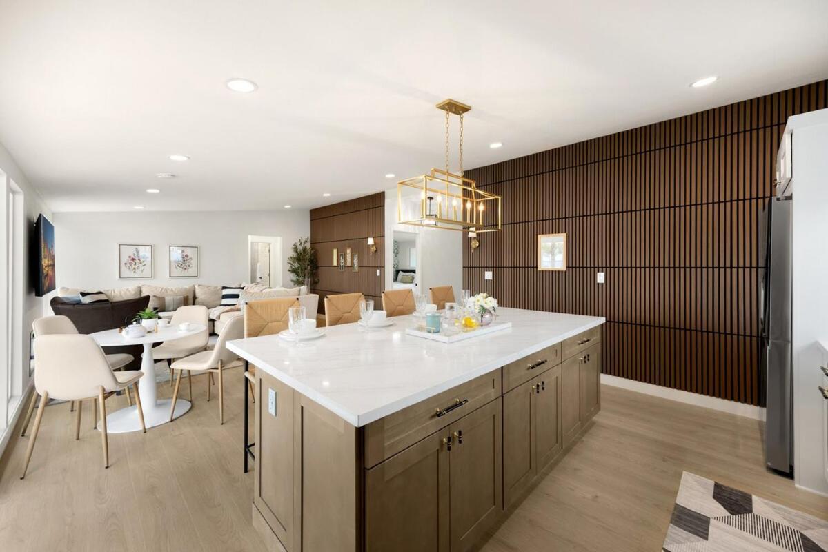 Stylish 5 Bedroom With Pool Near - Luxury Family Retreat *