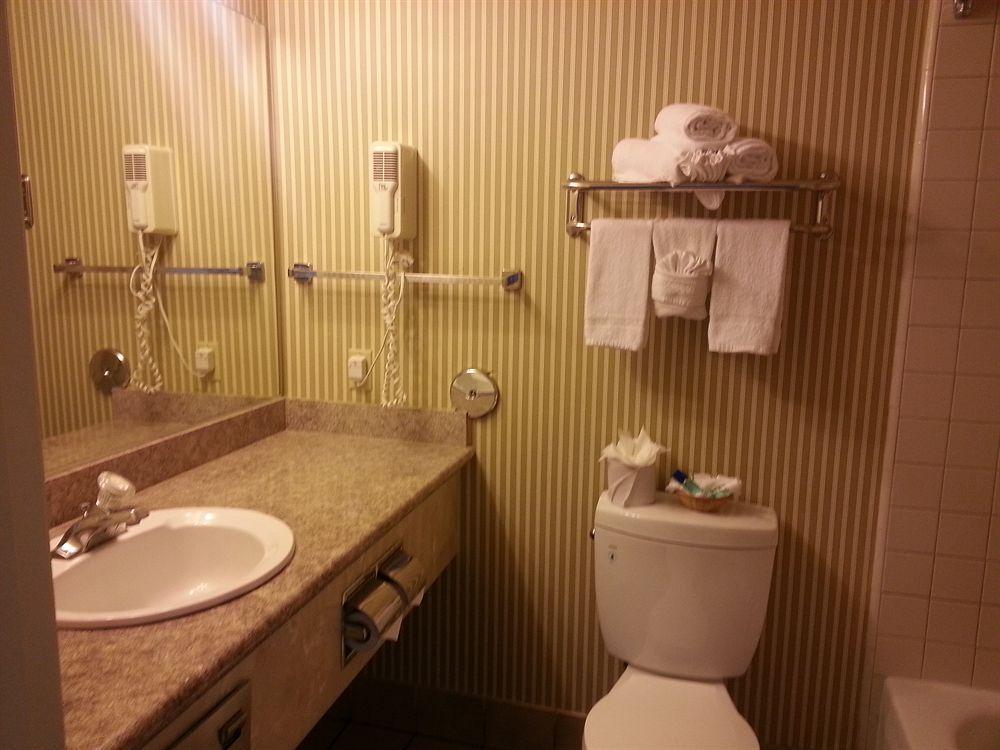 6 - Hills, Ca Hotel