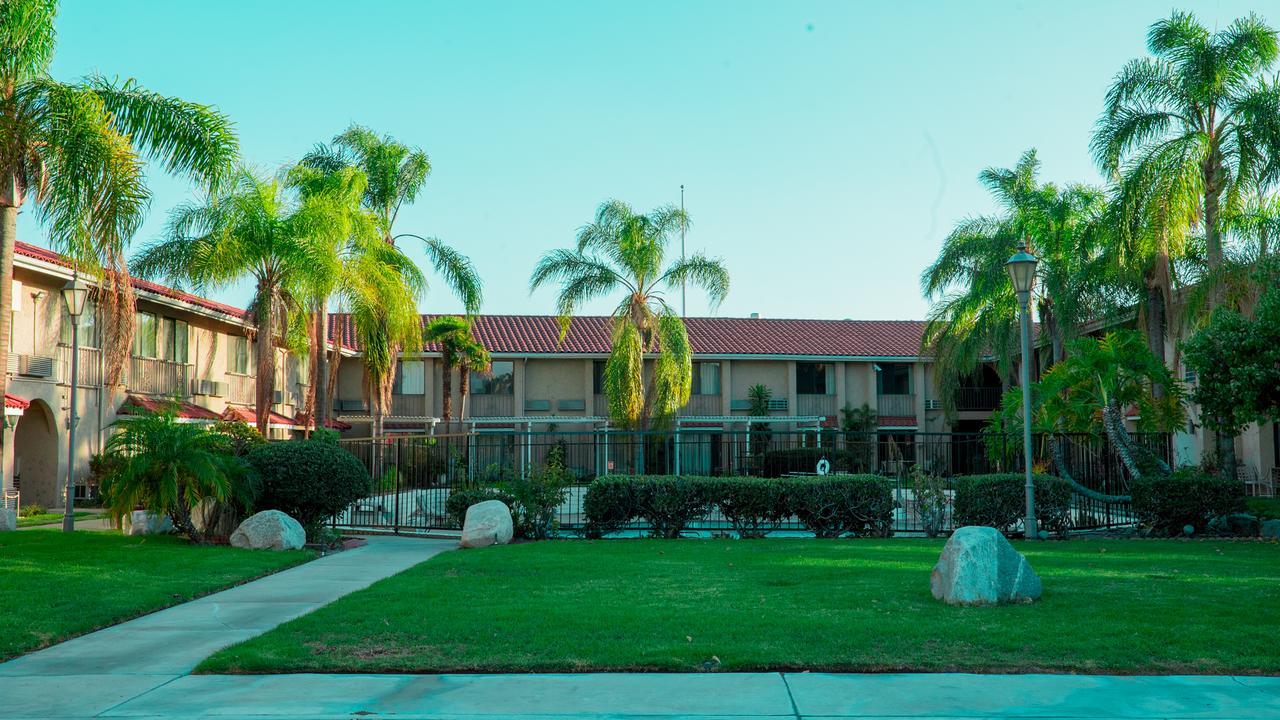 6 - Hills, Ca Hotel
