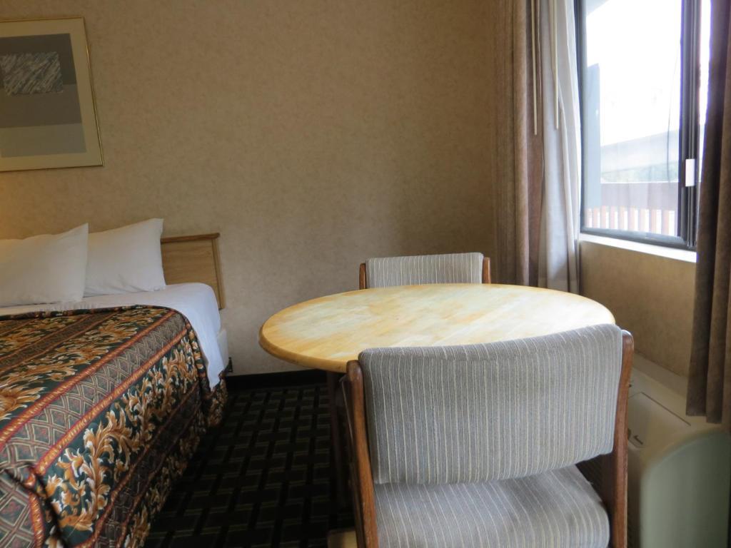 Hotel Days By Wyndham West