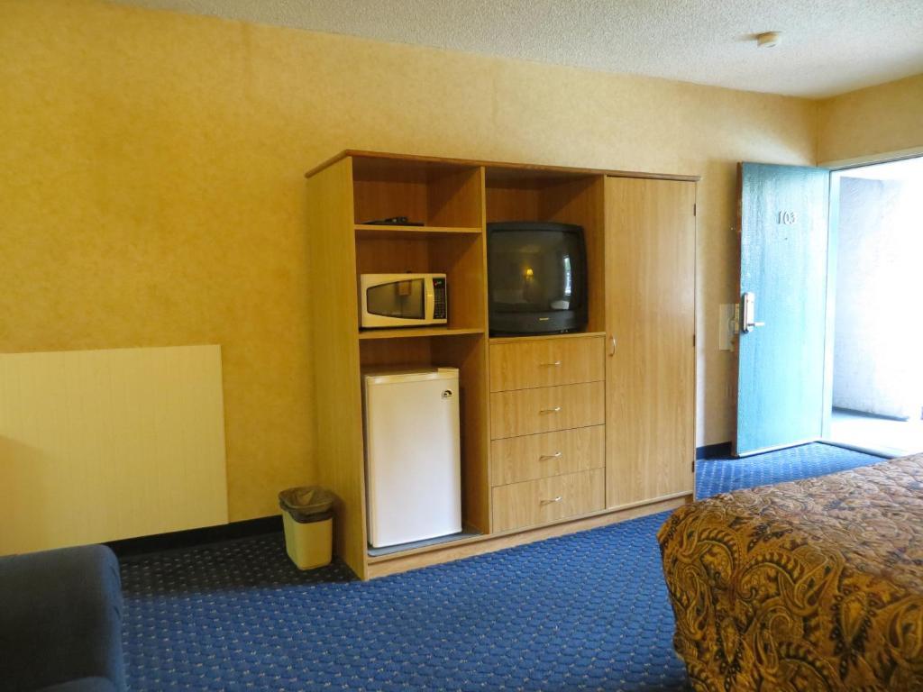 Hotel Days By Wyndham West