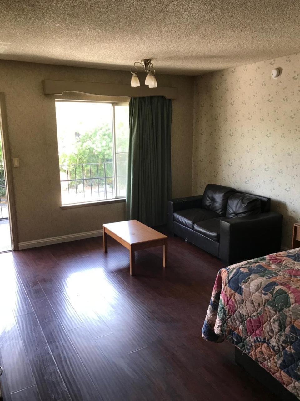 Akua Motor Hotel 2*