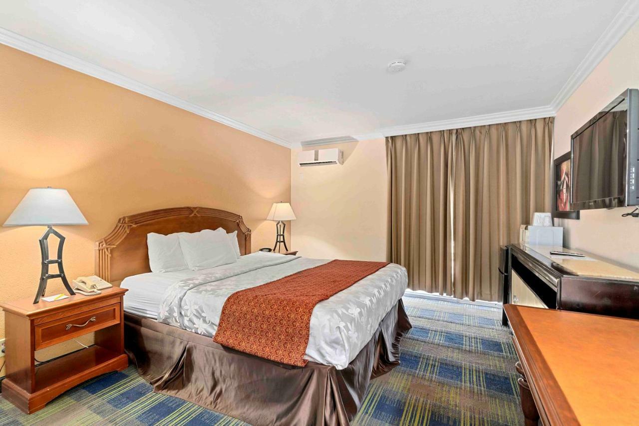 The Lemon Tree Hotel 3*