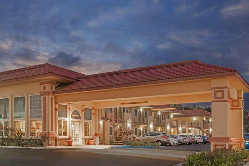 Signature Maingate Hotel 3*