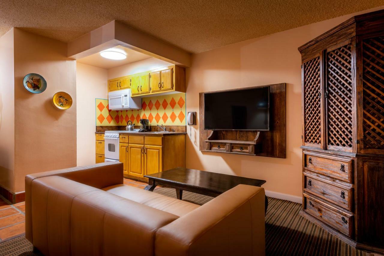 Pepper Tree Boutique Kitchen - Hotel Anaheim