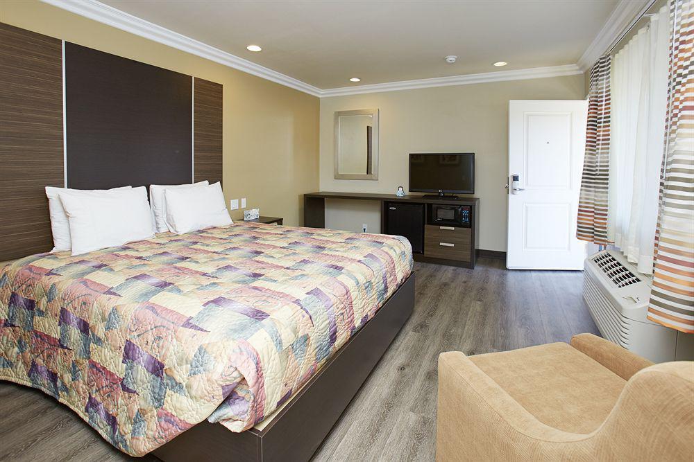 Motel Eden Roc & Near The Maingate 2*